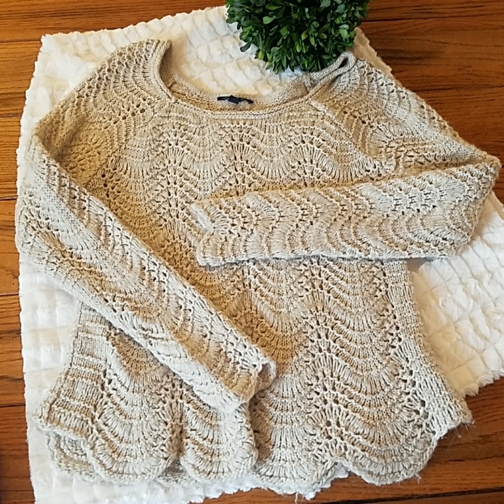 Scalloped edge sweater☕